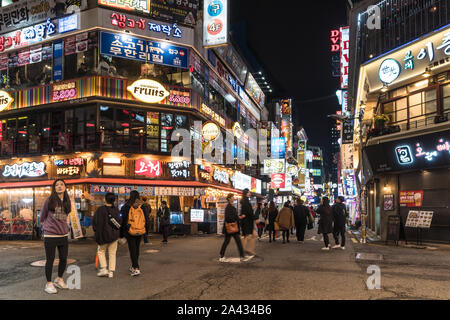 Seoul, Corea del Sud - 3 Novembre 2019: la gente cammina per le strade di Insadong quartiere della vita notturna riempita con bar e ristorante. Foto Stock