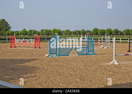 Agilità a cavallo via con salto ostacoli sport equestri . Immagine di show jumping poli del campo di allenamento. Le barriere in legno per cavalli di salto Foto Stock