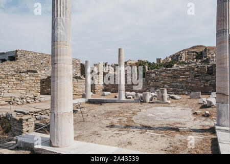 Rovine e colonne in teatro trimestre sull'isola di Delos, Grecia, un sito archeologico vicino a Mykonos in mare Egeo arcipelago delle Cicladi. Foto Stock