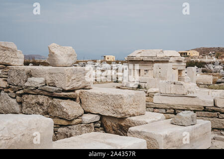 Rovine sulla isola di Delos, Grecia, un sito archeologico vicino a Mykonos in mare Egeo arcipelago delle Cicladi. Foto Stock