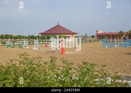 Immagine di show jumping poli del campo di allenamento. Le barriere in legno per cavalli di salto come sfondo. Foto colorate di ostacoli equestre. Vuoto f Foto Stock