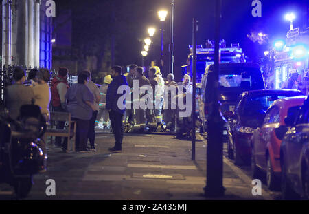 Residenti e il personale dei servizi di emergenza in strada dopo un incendio presso il Rodney House La casa di cura in Canning Street, Toxteth. Foto Stock