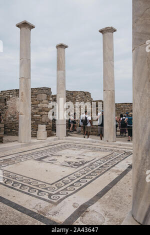 Delos, Grecia - 20 Settembre 2019: le persone camminare intorno alla casa di Dionysos rovine sulla isola di Delos, sito archeologico vicino a Mykonos in Aege Foto Stock