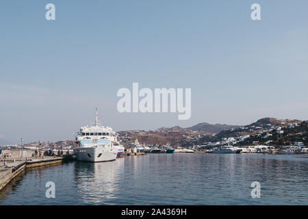 La città di Mykonos, Grecia- Settembre 20, 2019: Delos Tours Orca barca ormeggiata in porto nuovo nella città di Mykonos. Esso trasporta persone alla storica isola di Foto Stock