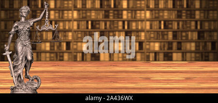 Statua di giustizia su una rossa pavimento in legno con sfocate sullo sfondo del libro Foto Stock