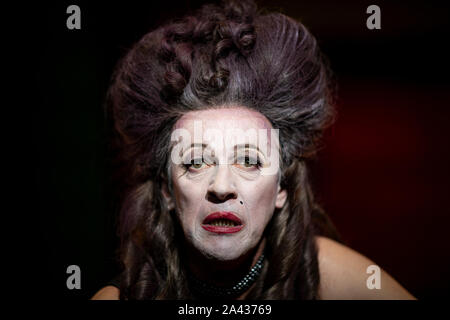 Berlino, Germania. Undicesimo oct, 2019. Axel Wandtke come Giove è sul palcoscenico la foto di prova per 'Amphitryon'. La premiere del gioco è il 13 ottobre. Credito: Fabian Sommer/dpa/Alamy Live News Foto Stock