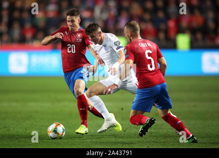 L'Inghilterra del Mason Mount (centro) battaglie per la palla con la Repubblica ceca è Lukas Masopust (sinistra) e Vladimir Coufal durante UEFA EURO 2020 qualifica, Gruppo a corrispondere a Sinobo Stadium, Praga. Foto Stock