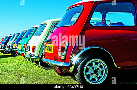 Una fila di classico della mini Foto Stock