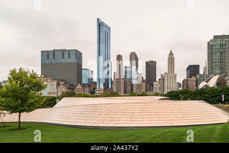 Un nebbioso pomeriggio nella città di Chicago. I grattacieli sono nascosti nella nebbia nuvole. Architettura urbana e del paesaggio. Foto Stock