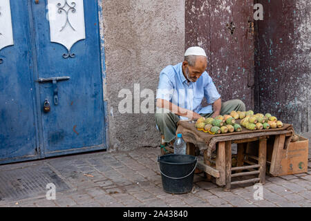 Il Marocco. L'uomo vendita di fichidindia su una strada a Marrakech, in ottobre 2019. Foto Stock