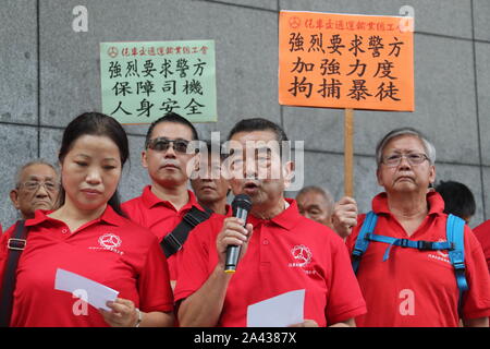 (191011) -- HONG KONG, 11 ott. 2019 (Xinhua) -- i rappresentanti di Hong Kong per il trasporto del motore dei lavoratori Unione generale assemblare a condannare l'escalation della violenza nel sud della Cina di Hong Kong, 11 ott. 2019. Per andare con "Hong Kong driver petizione la polizia per frenare la violenza' (Xinhua/Lu Ye) Foto Stock