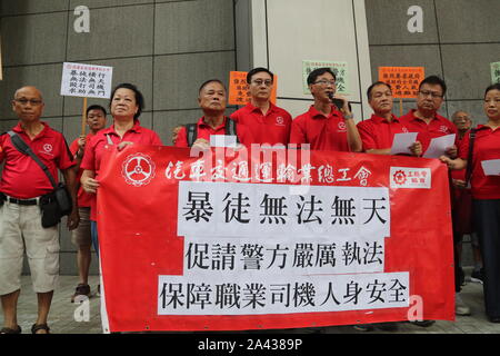 (191011) -- HONG KONG, 11 ott. 2019 (Xinhua) -- i rappresentanti di Hong Kong per il trasporto del motore dei lavoratori Unione generale assemblare a condannare l'escalation della violenza nel sud della Cina di Hong Kong, 11 ott. 2019. Per andare con "Hong Kong driver petizione la polizia per frenare la violenza' (Xinhua/Lu Ye) Foto Stock