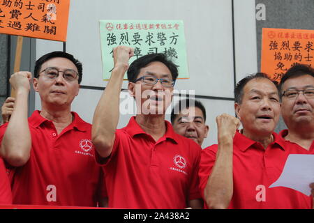 (191011) -- HONG KONG, 11 ott. 2019 (Xinhua) -- i rappresentanti di Hong Kong per il trasporto del motore dei lavoratori Unione generale assemblare a condannare l'escalation della violenza nel sud della Cina di Hong Kong, 11 ott. 2019. Per andare con "Hong Kong driver petizione la polizia per frenare la violenza' (Xinhua/Lu Ye) Foto Stock