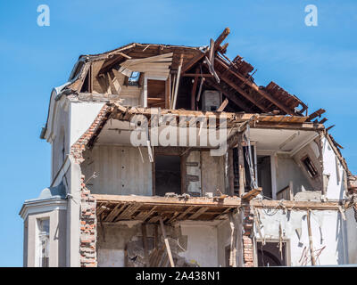 Una vecchia casa in difficoltà dopo la tempesta Foto Stock