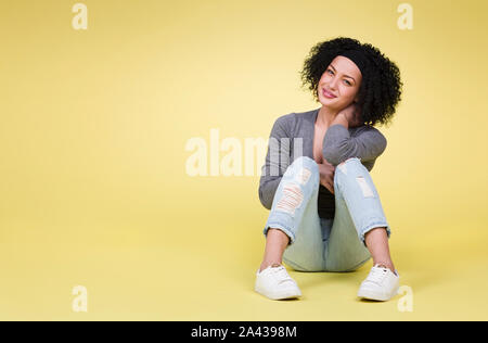 Donna felice su sfondo giallo. Foto Stock