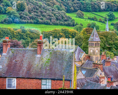 NEWS UK: Giorno 4 - Wirksworth residenti tenere in caldo accendendo fuochi veri nelle loro case come gas Cadent gli ingegneri che lavorano per fissare la fornitura di gas alle Wirksworth, Derbyshire come si era interrotta a 1000 - 1500 case durante un burst la rete idrica allagato il sistema di alimentazione di gas. Foto Stock