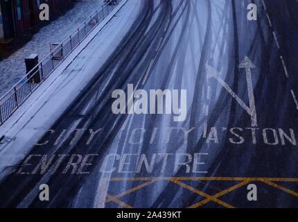 La neve sulla strada, Glasgow Foto Stock