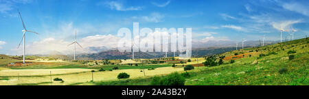 Wind Farm. Generatori di turbine eoliche stand in una fila su un campo verde. Panorama. Pulire l'energia alternativa concetto. Turchia Foto Stock