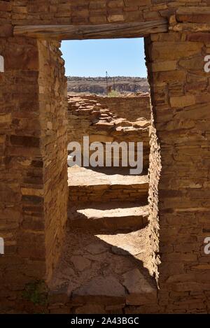 Kiva, porta est del blocco in camera, Pueblo Bonito 850-1250(s), Chaco Canyon, NM 190912 61361 Foto Stock