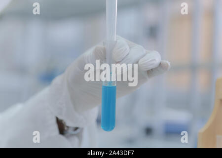 I giovani africani laboratorio femmina scienziato che lavora presso il laboratorio con provette di prova o di ricerca in laboratorio clinico.scienza, chimica, biologia, medicin Foto Stock