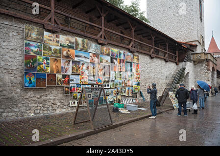 Le persone di fronte alla galleria di immagini al gate florians a Cracovia Polonia Foto Stock