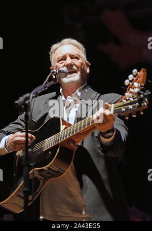 Hiawassee, GA, Stati Uniti d'America. Undicesimo oct, 2019. Larry Gatlin sul palco per Gatlin fratelli in concerto, Georgia Mountain Fairgrounds, Hiawassee, GA 11 ottobre 2019. Credito: Derek Storm/Everett raccolta/Alamy Live News Foto Stock