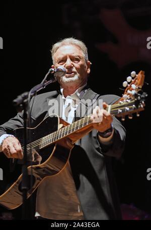 Hiawassee, GA, Stati Uniti d'America. Undicesimo oct, 2019. Larry Gatlin sul palco per Gatlin fratelli in concerto, Georgia Mountain Fairgrounds, Hiawassee, GA 11 ottobre 2019. Credito: Derek Storm/Everett raccolta/Alamy Live News Foto Stock