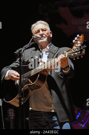 Hiawassee, GA, Stati Uniti d'America. Undicesimo oct, 2019. Larry Gatlin sul palco per Gatlin fratelli in concerto, Georgia Mountain Fairgrounds, Hiawassee, GA 11 ottobre 2019. Credito: Derek Storm/Everett raccolta/Alamy Live News Foto Stock