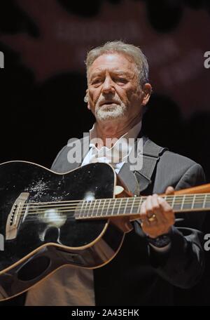 Hiawassee, GA, Stati Uniti d'America. Undicesimo oct, 2019. Larry Gatlin sul palco per Gatlin fratelli in concerto, Georgia Mountain Fairgrounds, Hiawassee, GA 11 ottobre 2019. Credito: Derek Storm/Everett raccolta/Alamy Live News Foto Stock