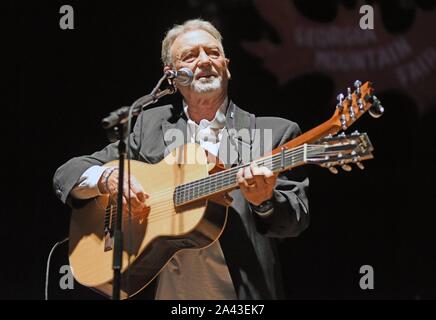 Hiawassee, GA, Stati Uniti d'America. Undicesimo oct, 2019. Larry Gatlin sul palco per Gatlin fratelli in concerto, Georgia Mountain Fairgrounds, Hiawassee, GA 11 ottobre 2019. Credito: Derek Storm/Everett raccolta/Alamy Live News Foto Stock