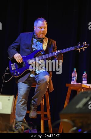 Hiawassee, GA, Stati Uniti d'America. Undicesimo oct, 2019. Steve Gatlin sul palco per Gatlin fratelli in concerto, Georgia Mountain Fairgrounds, Hiawassee, GA 11 ottobre 2019. Credito: Derek Storm/Everett raccolta/Alamy Live News Foto Stock