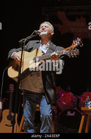 Hiawassee, GA, Stati Uniti d'America. Undicesimo oct, 2019. Larry Gatlin sul palco per Gatlin fratelli in concerto, Georgia Mountain Fairgrounds, Hiawassee, GA 11 ottobre 2019. Credito: Derek Storm/Everett raccolta/Alamy Live News Foto Stock