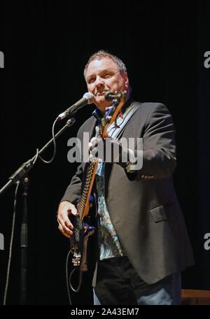 Hiawassee, GA, Stati Uniti d'America. Undicesimo oct, 2019. Steve Gatlin sul palco per Gatlin fratelli in concerto, Georgia Mountain Fairgrounds, Hiawassee, GA 11 ottobre 2019. Credito: Derek Storm/Everett raccolta/Alamy Live News Foto Stock