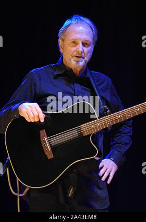 Hiawassee, GA, Stati Uniti d'America. Undicesimo oct, 2019. Rudy Gatlin sul palco per Gatlin fratelli in concerto, Georgia Mountain Fairgrounds, Hiawassee, GA 11 ottobre 2019. Credito: Derek Storm/Everett raccolta/Alamy Live News Foto Stock