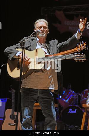 Hiawassee, GA, Stati Uniti d'America. Undicesimo oct, 2019. Larry Gatlin sul palco per Gatlin fratelli in concerto, Georgia Mountain Fairgrounds, Hiawassee, GA 11 ottobre 2019. Credito: Derek Storm/Everett raccolta/Alamy Live News Foto Stock