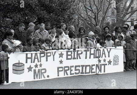 Washington DC. Stati Uniti d'America, 5 febbraio 1984 i ragazzi della scuola media locale di tenere un banner di compleanno mentre si è in attesa di salutare il Presidente Ronald Reagan e la First Lady Nancy Reagan dopo il loro ritorno da Camp David Foto Stock