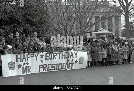 Washington DC. Stati Uniti d'America, 5 febbraio 1984 i ragazzi della scuola media locale di tenere un banner di compleanno mentre si è in attesa di salutare il Presidente Ronald Reagan e la First Lady Nancy Reagan dopo il loro ritorno da Camp David Foto Stock