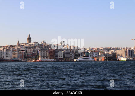 Istanbul, Fatih Eminonu / Turchia - 14 Settembre 2019: la bella e antica città di Kadikoy e Torre Galata nel retro. Foto Stock