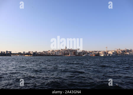 Istanbul, Fatih Eminonu / Turchia - 14 Settembre 2019: la bella e antica città di Kadikoy e Torre Galata nel retro. Foto Stock