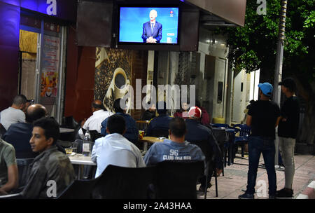 Ariana, Tunisia. Undicesimo oct, 2019. Popolo tunisino guarda il secondo turno il dibattito tra le presidenziali .candidati Kais Saied 61, indipendente accademici conservatori e business tycoon Nabil Karoui a Tunisi. Credito: Jdidi Wassim SOPA/images/ZUMA filo/Alamy Live News Foto Stock