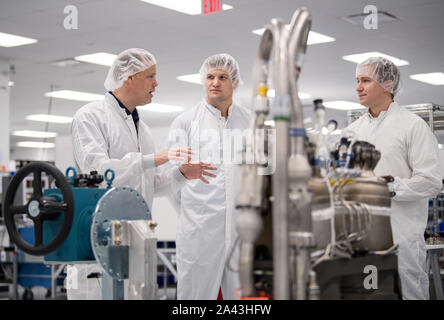 Hawthorne, Stati Uniti d'America. 10 ottobre, 2019. Amministratore della NASA Jim Bridenstine, sinistra, indossa un bunny suit come egli visita una camera pulita durante un tour della sede SpaceX Ottobre 10, 2019 in Hawthorne, California. Credito: Aubrey Gemignani/NASA/Alamy Live News Foto Stock