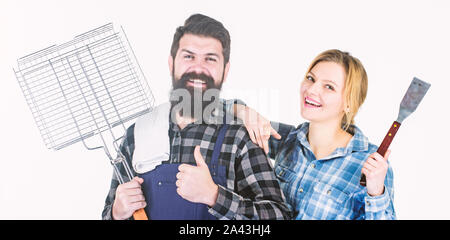 Siamo meglio quando siamo insieme. Week-end in famiglia. Uomo Barbuto hipster e una ragazza. Preparazione e culinario. Matura in amore tenere gli utensili da cucina. Strumenti per la tostatura di carne. Picnic barbecue. La cottura del cibo. Foto Stock