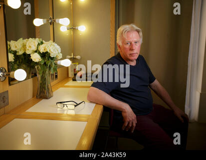 Attore Phil Davis nel suo camerino presso il Royal Shakespeare Theatre a Stratford-upon-Avon. Foto Stock