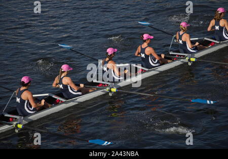 Boston, MA / STATI UNITI D'America - 22 Ottobre 2017: Donna di otto barca fanno il loro cammino verso il basso la testa del Charles race course Foto Stock