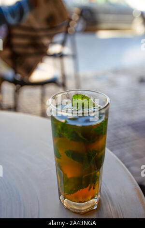 Un bicchiere di tè alla menta servito in Marocco altrimenti noto come tè Magrehbi. Foto Stock