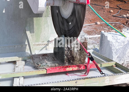 Primo piano di una lama che taglia una fetta di giada. Foto Stock