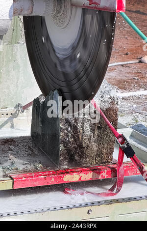 Immagine verticale di giada tagliata da una lama Foto Stock