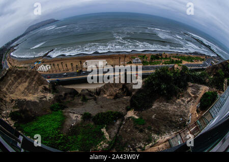 Turistica di Waikiki beach in Miraflores Lima Peru.Travel. destinazione turistica, viaggi soudamerica, america, latinamerica, Playa turistica Waikiki en Mi Foto Stock