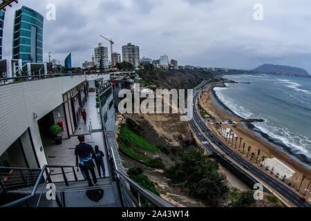 Turistica di Waikiki beach in Miraflores Lima Peru.Travel. destinazione turistica, viaggi soudamerica, america, latinamerica, Playa turistica Waikiki en Mi Foto Stock