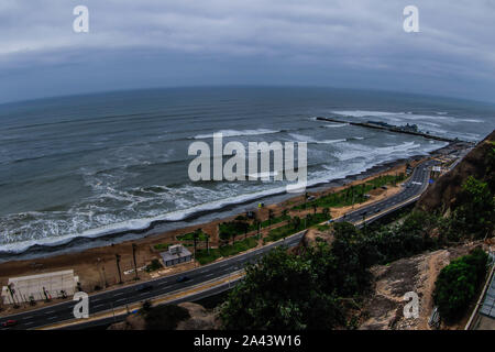 Turistica di Waikiki beach in Miraflores Lima Peru.Travel. destinazione turistica, viaggi soudamerica, america, latinamerica, Playa turistica Waikiki en Mi Foto Stock